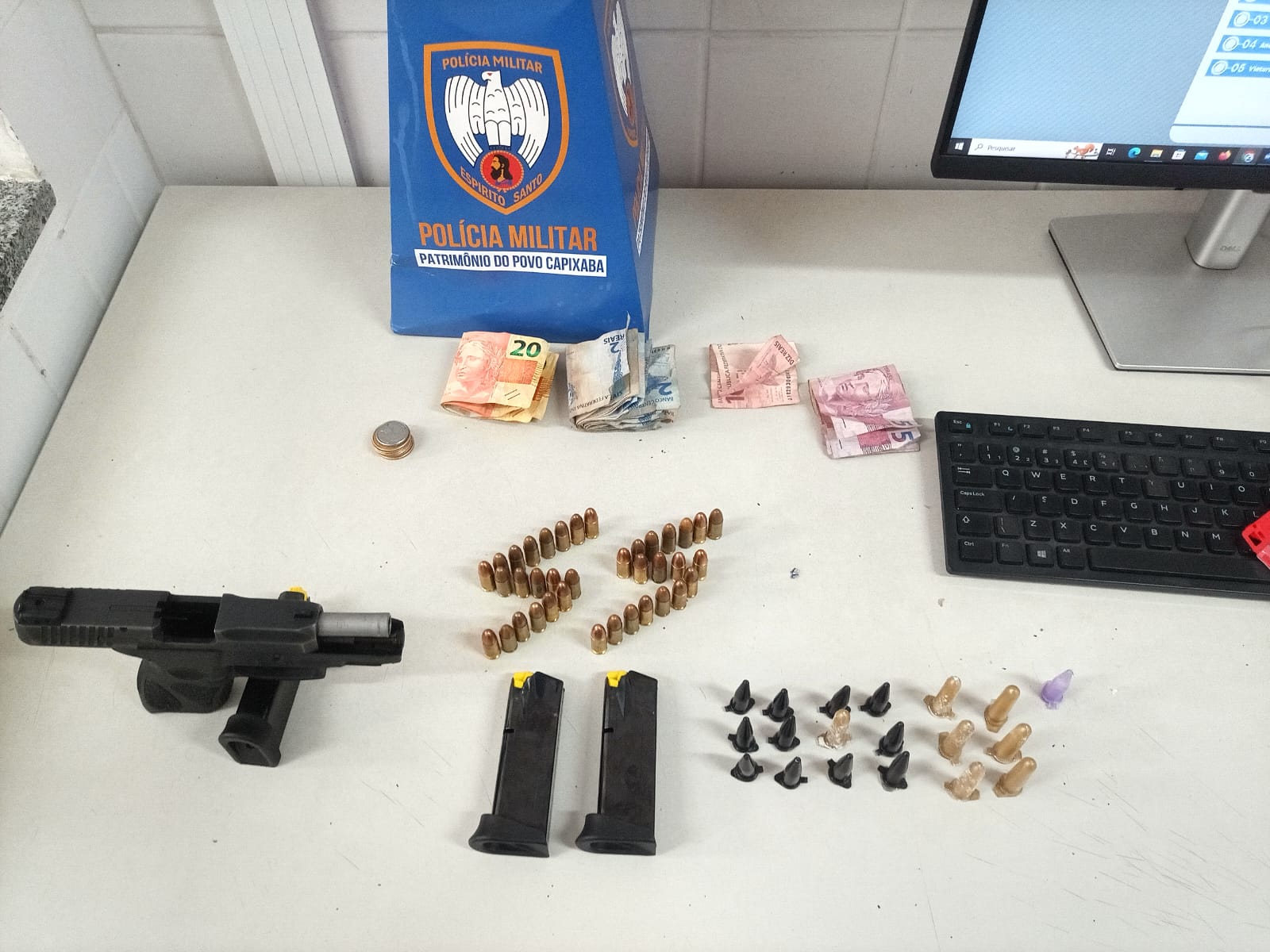 PMES PM detém suspeitos e apreende duas pistolas em bairro do